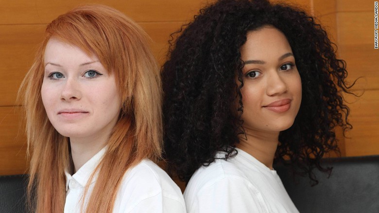 Unas gemelas del Reino Unido atraen las miradas: una es blanca, la otra negra