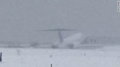 Delta flight skids off LaGuardia runway - CNN.