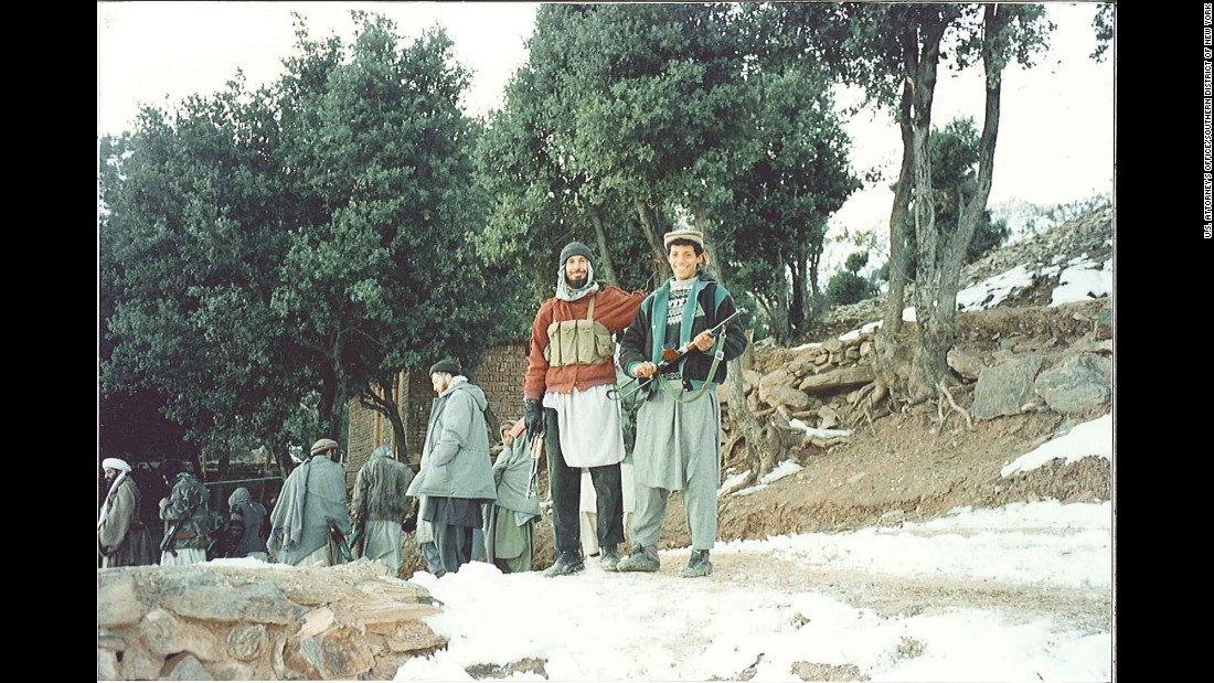Selain bin Laden & # 39; s istri dan anak-anak, puluhan pejuang Al Qaeda juga menghabiskan waktu dengan bin Laden di retret pegunungan.
