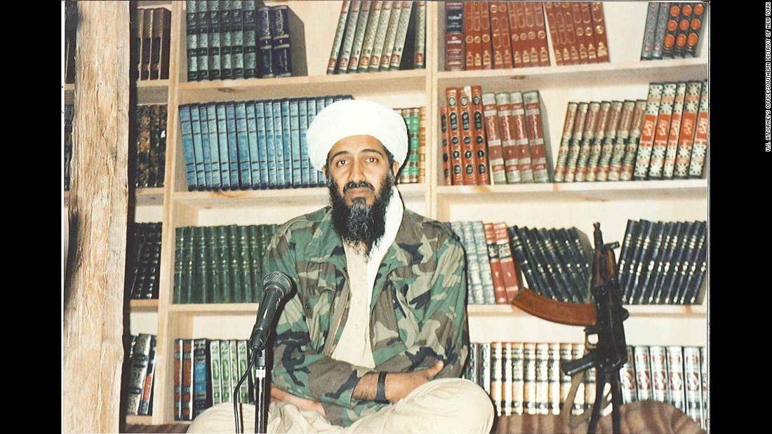 Bin Laden terlihat di dalam nya tempat persembunyian Tora Bora, akan merekam alamat. Mulai tahun 1996, ketika ia mengeluarkan fatwa yang pertama, atau keputusan agama, untuk membunuh orang Amerika, bin Laden mulai memberikan wawancara kepada wartawan untuk mempublikasikan keluhannya terhadap Inggris Serikat dan sekutunya.