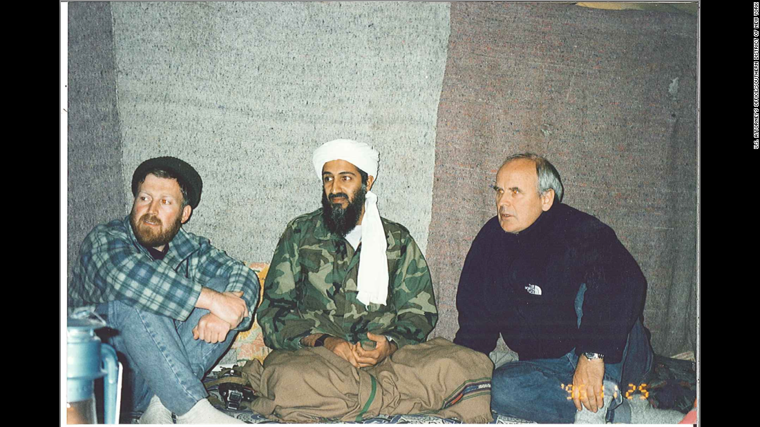 Dari kiri, di dalam bin Laden & # 39; s gua, adalah al-Suri, bin Laden dan pembuat film dokumenter Inggris Gwynne Roberts.