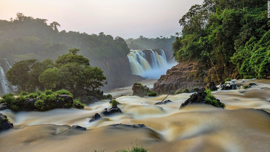 On the Brazilian side there&#39;s access to an incredible lookout with a 350-degree view over the entire falls.