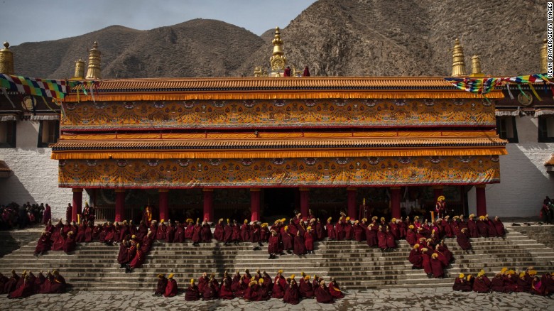 monaci buddisti tibetani si riuniscono al monastero di Labrang in una regione tibetana della Cina nord-occidentale & # 39; s provincia di Gansu per celebrare Monlam, o & quot; Grande Preghiera & quot;  rituali il 5 marzo 2015.