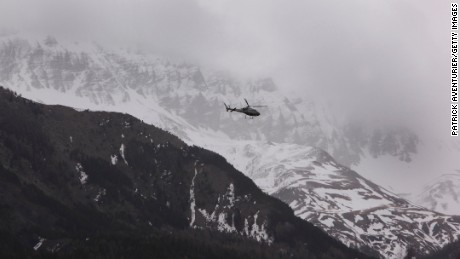 Helicopters winch mountaineers to crash site