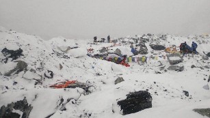 Earthquake triggers avalanches around Mount Everest