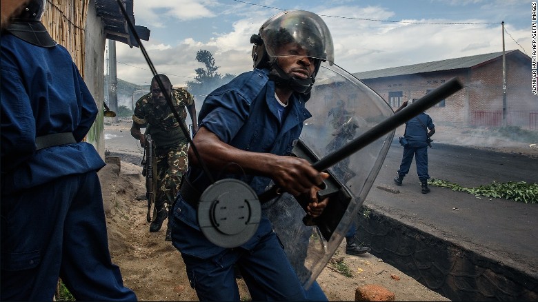 Burundi&#39;s policemen and army forces run after protestors throwing stones during a demonstration against incumbent president Pierre Nkurunziza&#39;s bid for a 3rd term on 13 May 2015 in Bujumbura. 
