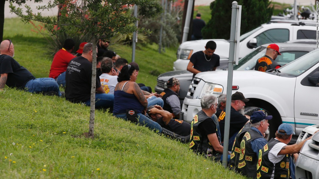 Waco biker gang shootout kills 9 outside Twin Peaks