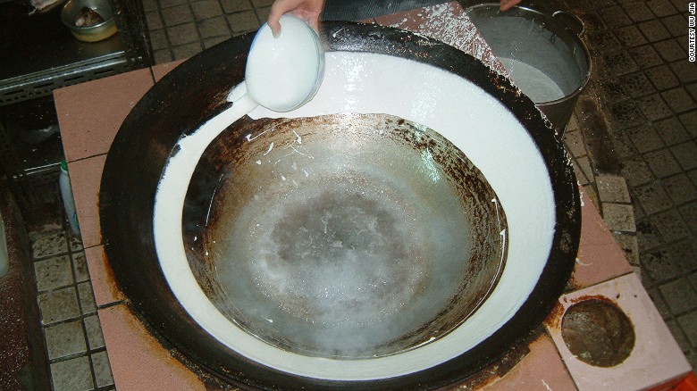 Painting the wok with rice slurry to make ding bian cuo.
