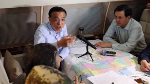 Chinese Premier Li Keqiang chairs a meeting to direct search and rescue work on June 2.