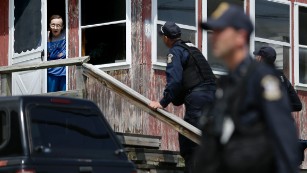 Manhunt for escaped New York prisoners 