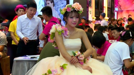 Chinese say 'I do' to no-frills weddings