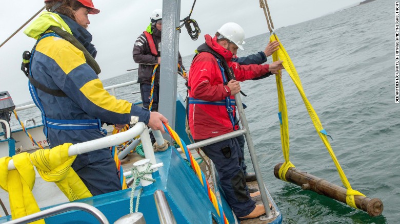 Divers have been helping recover relics from a Spanish Armada ship that wrecked off the west coast of Ireland more than 400 years ago.
