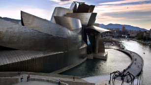 A large metallic spider created by Franco-American sculptor Louise Bourgeois, called 'Maman' -Mum- (R) is exhibited at the entrance of the Guggenheim museum in Bilbao 02 October 2001. The 'Selected Art Works of Guggenheim Collections' exhibition opened 02 October 2001. AFP PHOTO/RAFA RIVAS (Photo credit should read RAFA RIVAS/AFP/Getty Images)