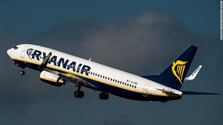 Ryanair to put photos of Facebook fans on the side of its planes