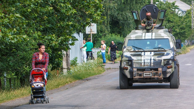 150717101932-ukraine-apc-stroller-exlarg