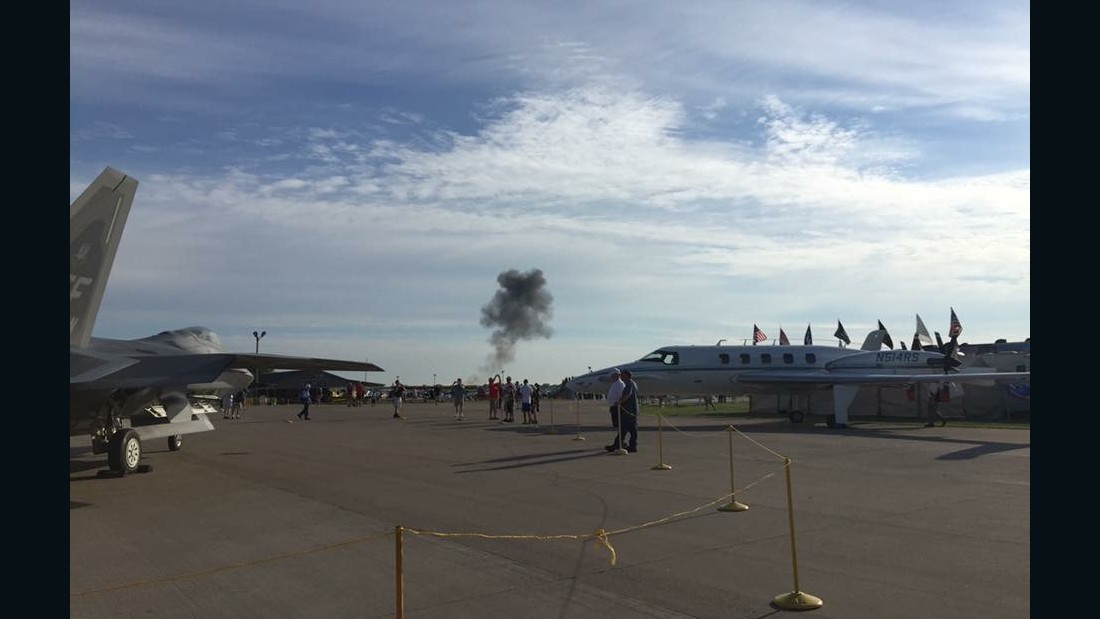 5 injured in plane crash at Wisconsin airshow