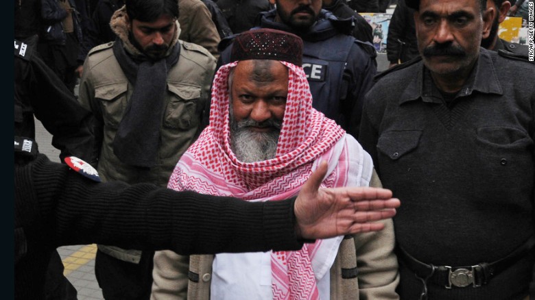 Pakistani police escort Malik Ishaq as he arrives at the high court in Lahore on December 22, 2014.