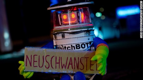HitchBOT beheaded in the U.S.