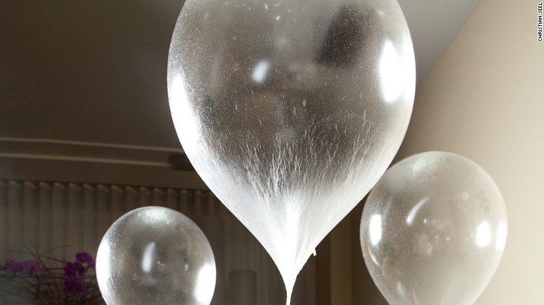 Alinea is one of the most theatrical and forward-thinking restaurants in the United States. One of its most creative dishes is the Green Apple Balloon, an edible inflatable made of apple taffy and helium. 