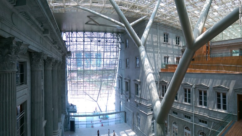 Two of Singapore&#39;s most significant historic structures, the old Supreme Court and City Hall buildings, are joined with a sensitively designed, light and airy roof canopy -- supported by tree-like sculptural columns -- to create the new Singapore National Gallery.&lt;br /&gt;