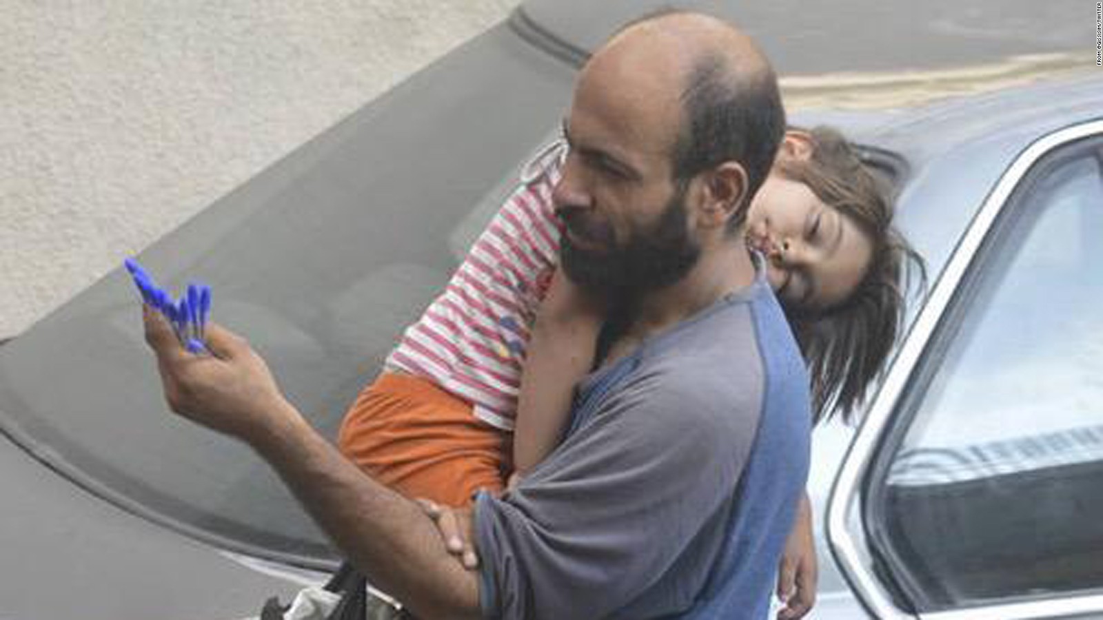 Gissur Simonarson's photo of Abdul selling pens on the streets of Beirut as he cradled his sleeping daughter struck a chord with more than 6,000 of Simonarson's Twitter followers.