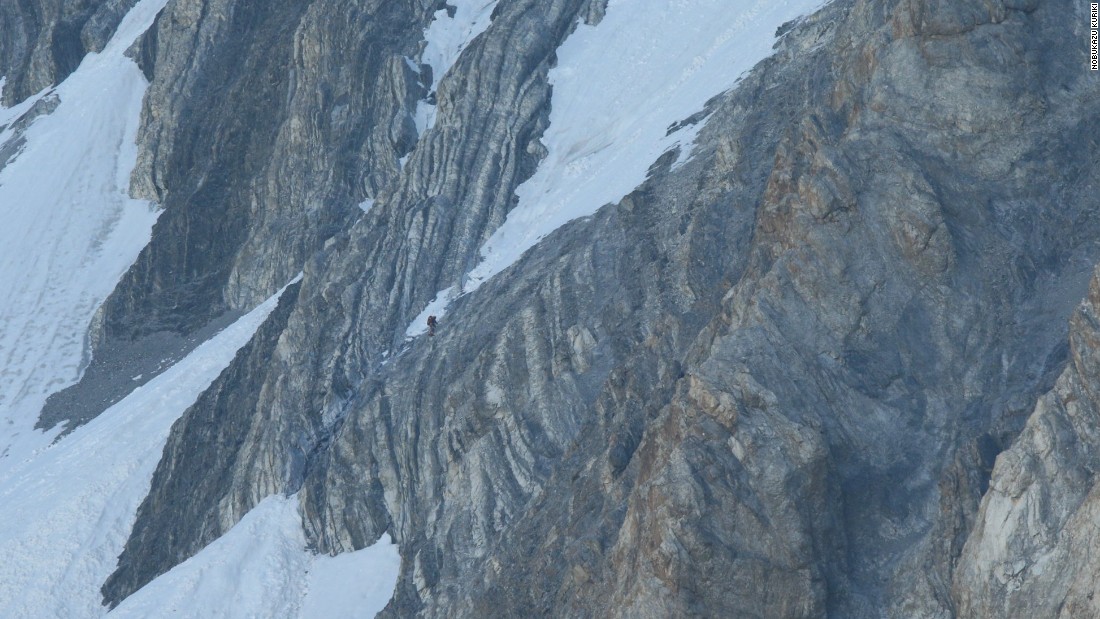 Climber abandons attempt on Everest