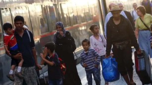 Hundreds of refugees arrive in Germany from Hungary