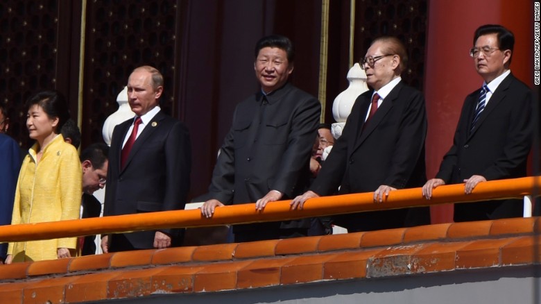 Chinese President Xi Jinping, in the middle, stands with (from left) South Korean President Park Geun-hye, Russian President Vladimir Putin, and former Chinese presidents Jiang Zemin and Hu Jintao. 