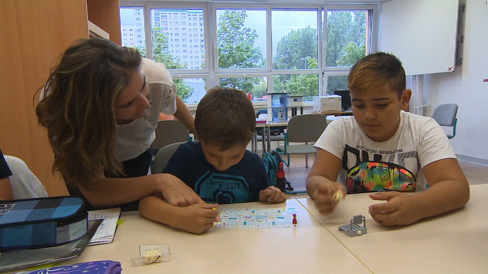 Young migrants learn German culture in school