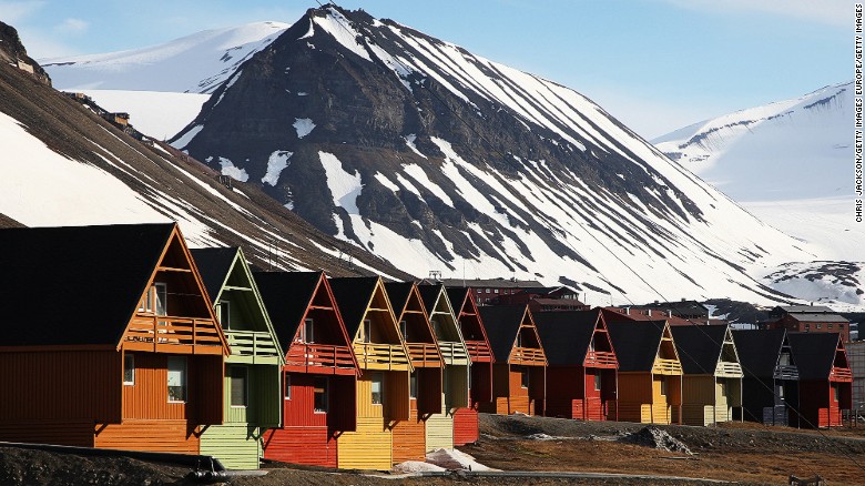 Norway&#39;s Spitsbergen island sits about 1,000 kilometers south of the North Pole. 