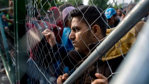 Migrants make camp next to Hungarian border fence
