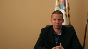 Hungary mayor&#39;s anti-migrants video