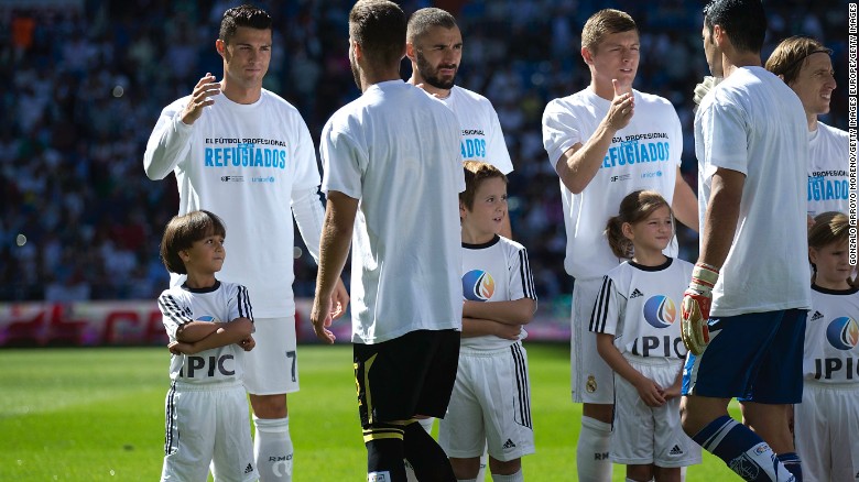 Zaid (L) stands with Ronaldo and his teammates -- all wearing T-shirts in support of Syrian refugees.