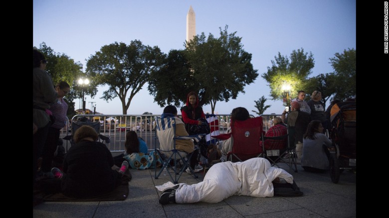 Early on September 23, people gather along Pope Francis' parade route in Washington.