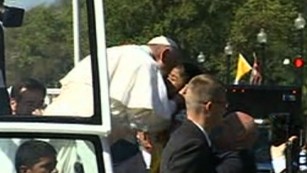 Pope Francis kiss children parade_00000000.jpg