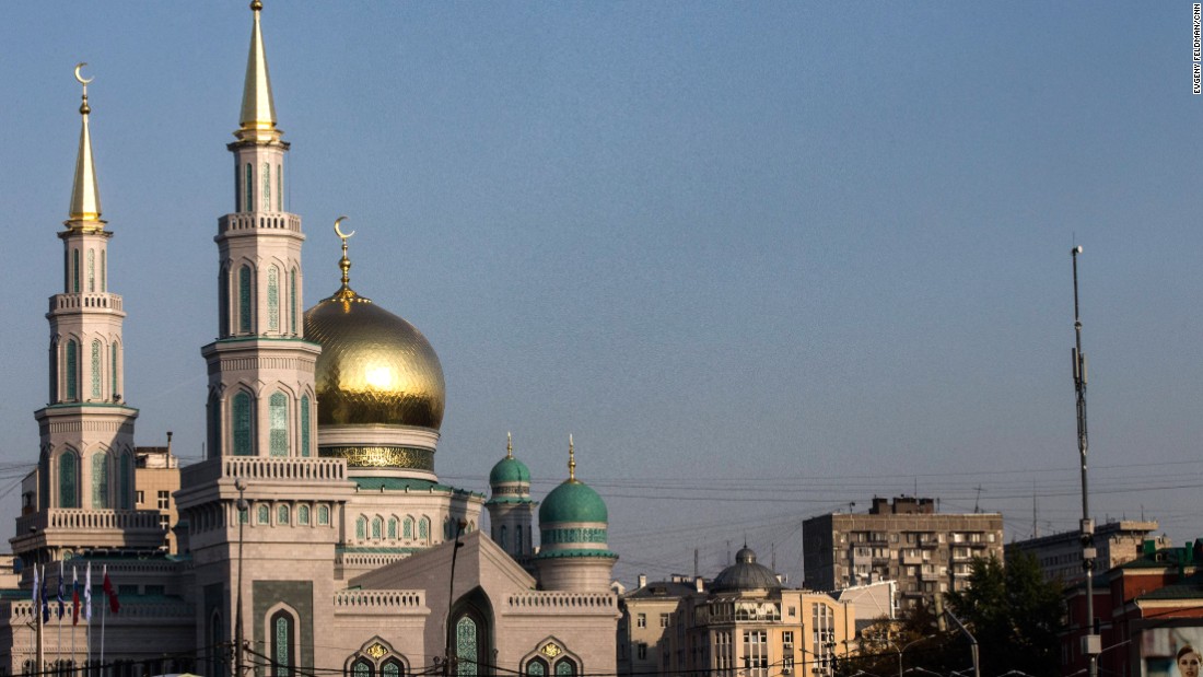 Huge mosque opens in Moscow