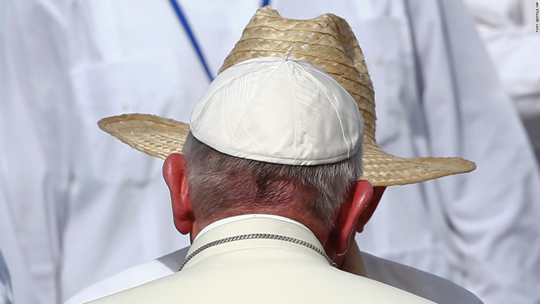 Papa Francis é saudado pelo presidente cubano Raúl Castro em Holguin, Cuba, na segunda-feira, 21 de setembro, o Papa & lt; a href = & quot; http: //www.cnn.com/2015/09/19/americas/gallery/pope -Francis-cuba-visita / index.html & quot;  target = & quot; _blank & quot; & gt; passou vários dias no país & lt; / a & gt;  antes de viajar para os Estados Unidos.