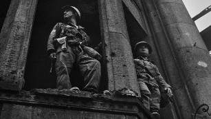 American soldiers looking into East Berlin, Friedrichstrasse near Checkpoint Charlie, at the time of the construction of the Berlin Wall, West Berlin, Germany, August 1961