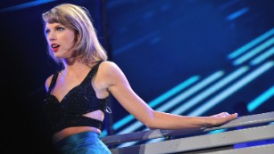 KANSAS CITY, MO - SEPTEMBER 21:  Musician Taylor Swift performs onstage at Sprint Center on September 21, 2015 in Kansas City, Missouri.  (Photo by Fernando Leon/Getty Images for TAS)