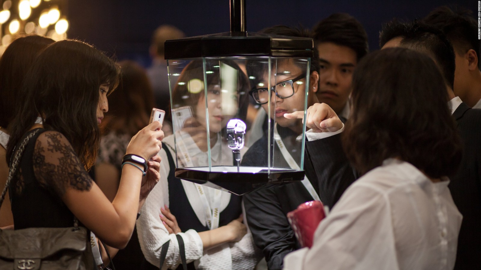 Exhibiting maisons organize personalized tours of their booths in small groups.