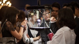 Exhibiting maisons organize personalized tours of their booths in small groups.