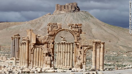 ISIS destroys ancient Arch of Triumph in Palmyra