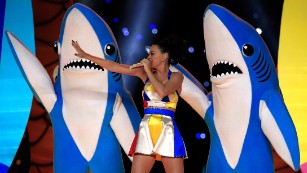 GLENDALE, AZ - FEBRUARY 01:  Singer Katy Perry performs during the Pepsi Super Bowl XLIX Halftime Show at University of Phoenix Stadium on February 1, 2015 in Glendale, Arizona.  (Photo by Rob Carr/Getty Images)