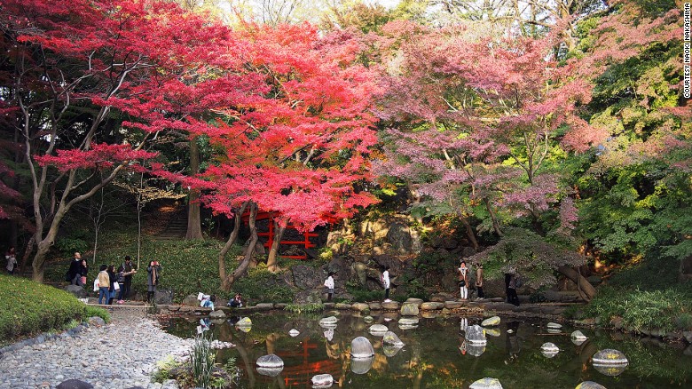 Next to the Tokyo Dome City entertainment complex, Koishikawa Korakuen Garden is a city center park bursting in fall with red and orange maple trees. 