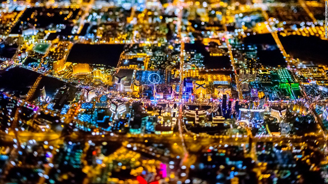 Laforet described Las Vegas as one of the brightest cities photographed, perhaps due to the surrounding blackness of the Nevada desert.