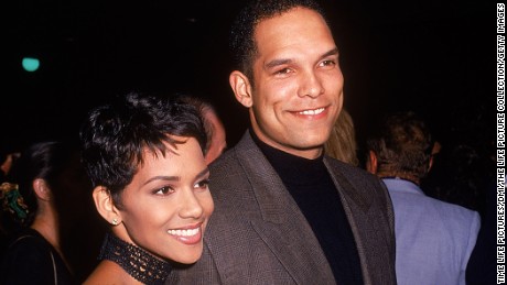(L-R): Actress Halle Berry w. husband, baseball player David Justice.  (Photo by Time Life Pictures/DMI/The LIFE Picture Collection/Getty Images)
