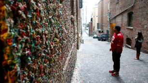 SEATTLE, WA - JANUARY 19:  A San Francisco 49ers fans looks at The Market Theater Gum Wall before the 49ers take on the Seattle Seahawks in the 2014 NFC Championship on January 19, 2014 in Seattle, Washington.  (Photo by Alex Trautwig/Getty Images)