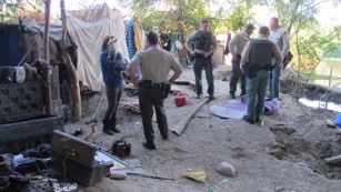 Deputies warn L.A.&#39;s homeless of the coming El Niño storms. 