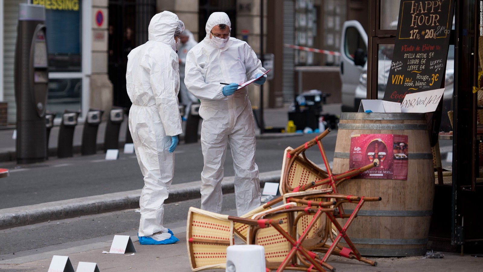 Image #: 40813855    dpatopbilder - Polizisten in Schutzanzügen sichern am 14.11.2015 vor dem Cafe Comptoir Voltaire in Paris (Frankreich) Spuren. Bei einer Serie von Terroranschlägen in Paris wurden mindestens 120 Menschen getötet. Foto: Marius Becker/dpa +++(c) dpa - Bildfunk+++     DPA /LANDOV