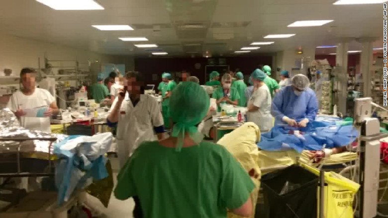 Doctor&#39;s photo of Paris attack aftermath goes viral